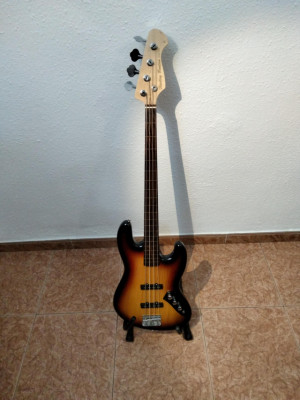 jazz bass fretless.jpg